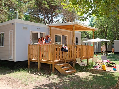 Luxuscamping - Kühlschrank - Venetien - Camping Ca'Savio - Vacanceselect Mobilheim Moda 6 Personen 3 Zimmer Klimaanlage 2 Badezimmer von Vacanceselect auf Camping Ca'Savio