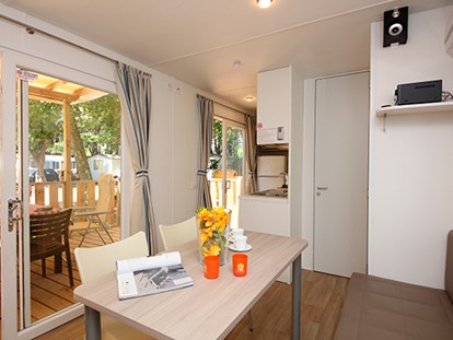 Luxuscamping - Dusche - Venetien - Camping Ca'Savio - Vacanceselect Mobilheim Moda 6 Personen 3 Zimmer Klimaanlage 2 Badezimmer von Vacanceselect auf Camping Ca'Savio