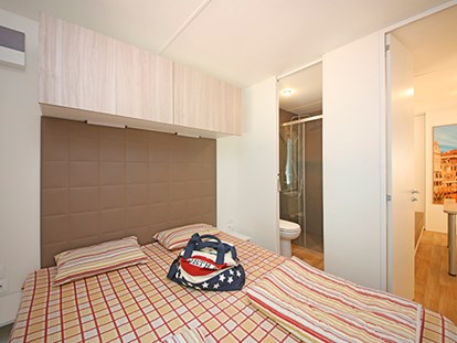 Luxuscamping - Terrasse - Venetien - Camping Ca'Savio - Vacanceselect Mobilheim Moda 6 Personen 3 Zimmer Klimaanlage 2 Badezimmer von Vacanceselect auf Camping Ca'Savio