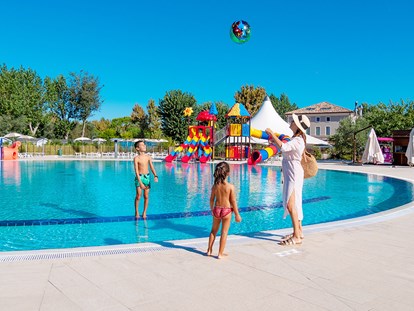 Luxuscamping - Heizung - Lido di pomposa - Camping Vigna sul Mar Camping Village - Vacanceselect Mobilheim Moda 5/6 Pers 2 Zimmer AC von Vacanceselect auf Camping Vigna sul Mar Camping Village