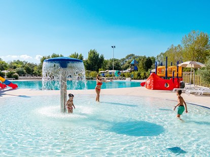 Luxuscamping - Heizung - Italien - Camping Vigna sul Mar Camping Village - Vacanceselect Mobilheim Moda 5/6 Pers 2 Zimmer AC von Vacanceselect auf Camping Vigna sul Mar Camping Village