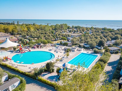 Luxuscamping - WC - Emilia Romagna - Camping Vigna sul Mar Camping Village - Vacanceselect Mobilheim Moda 5/6 Pers 2 Zimmer AC von Vacanceselect auf Camping Vigna sul Mar Camping Village