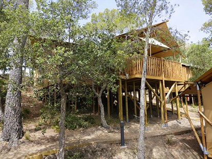 Luxuscamping - Terrasse - Katalonien - Camping Cala Gogo - Vacanceselect Safarizelt 6 Personen 3 Zimmer Badezimmer von Vacanceselect auf Camping Cala Gogo