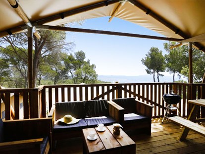 Luxuscamping - Terrasse - Spanien - Camping Cala Gogo - Vacanceselect Safarizelt 6 Personen 3 Zimmer Badezimmer von Vacanceselect auf Camping Cala Gogo