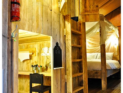 Luxuscamping - Dusche - Spanien - Camping Cala Gogo - Vacanceselect Safarizelt 6 Personen 3 Zimmer Badezimmer von Vacanceselect auf Camping Cala Gogo