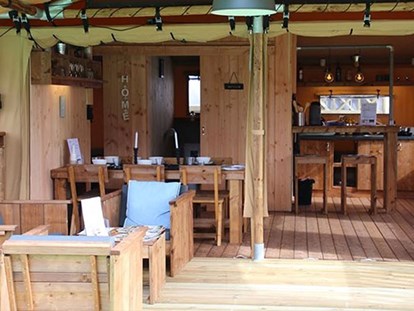 Luxuscamping - Preisniveau: exklusiv - Costa Brava - Camping Cala Gogo - Vacanceselect Safarizelt 6 Personen 3 Zimmer Badezimmer von Vacanceselect auf Camping Cala Gogo