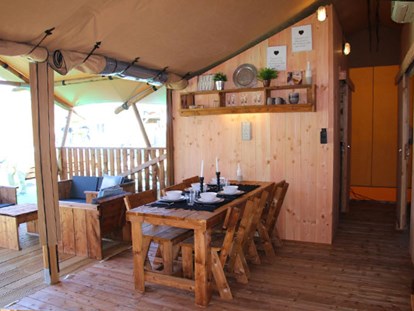Luxuscamping - Dusche - Katalonien - Camping Cala Gogo - Vacanceselect Safarizelt 6 Personen 3 Zimmer Badezimmer von Vacanceselect auf Camping Cala Gogo