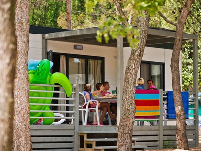 Luxuscamping - Preisniveau: exklusiv - Vada - Campeggio Molino a Fuoco - Vacanceselect Mobilheim Moda 6 Pers 3 Zimmer Klimaanlage 2 Badezimmer von Vacanceselect auf Camping Montescudaio