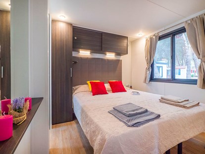 Luxuscamping - Kühlschrank - Toskana - Campeggio Molino a Fuoco - Vacanceselect Mobilheim Moda 6 Pers 3 Zimmer Klimaanlage 2 Badezimmer von Vacanceselect auf Camping Montescudaio