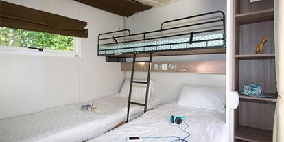 Luxuscamping - Art der Unterkunft: spezielle Unterkunft - Sardinien - Camping Baia Blu La Tortuga - Vacanceselect Hybridlodge Clever 4/5 Pers 2 Zimmer Badezimmer von Vacanceselect auf Camping Baia Blu La Tortuga