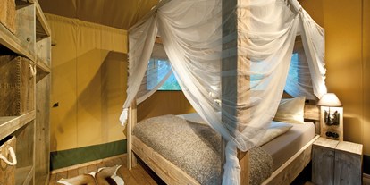 Luxuscamping - getrennte Schlafbereiche - Tirol - Schlafzimmer Safari-Lodge-Zelt "Rhino"  - Nature Resort Natterer See Safari-Lodge-Zelt "Rhino" am Nature Resort Natterer See