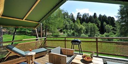 Luxuscamping - getrennte Schlafbereiche - Region Innsbruck - Terrasse Safari-Lodge-Zelt "Rhino"  - Nature Resort Natterer See Safari-Lodge-Zelt "Rhino" am Nature Resort Natterer See