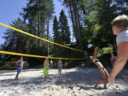 Luxuscamping - Tirol - Beach Volleyball - Nature Resort Natterer See Wood-Lodges am Nature Resort Natterer See
