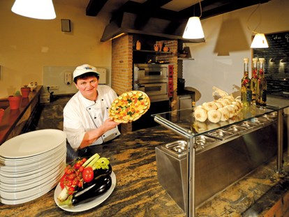 Luxuscamping - Preisniveau: moderat - Tirol - Pizzeria da Giorgio - Nature Resort Natterer See Wood-Lodges am Nature Resort Natterer See