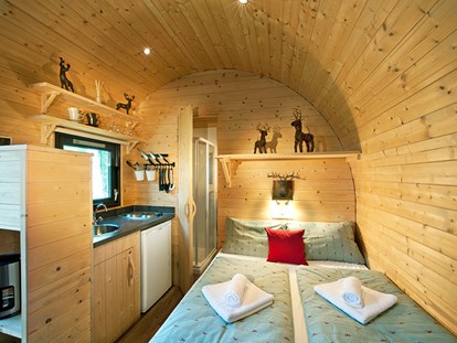 Luxuscamping - Heizung - Region Innsbruck - Koch- und Schlafbereich Family Wood-Lodge - Nature Resort Natterer See Wood-Lodges am Nature Resort Natterer See