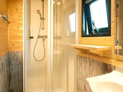 Luxuscamping - Grill - Badezimmer Family Wood-Lodge - Nature Resort Natterer See Wood-Lodges am Nature Resort Natterer See