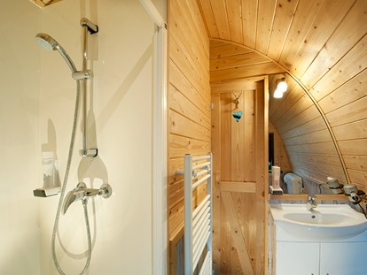 Luxuscamping - Dusche - Österreich - Badezimmer Panorama Wood-Lodge - Nature Resort Natterer See Wood-Lodges am Nature Resort Natterer See