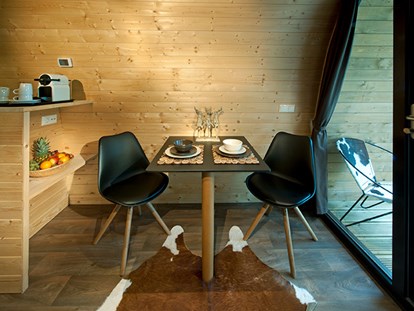 Luxuscamping - Kühlschrank - Tirol - Wohnbereich Panorama Wood-Lodge - Nature Resort Natterer See Wood-Lodges am Nature Resort Natterer See