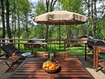 Luxuscamping - Preisniveau: moderat - Terrasse Family Wood-Lodge - Nature Resort Natterer See Wood-Lodges am Nature Resort Natterer See