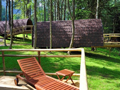 Luxuscamping - Parkplatz bei Unterkunft - Österreich - Panorama Wood-Lodges - Nature Resort Natterer See Wood-Lodges am Nature Resort Natterer See