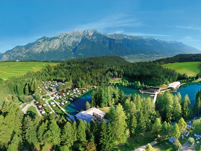Luxuscamping - Parkplatz bei Unterkunft - Region Innsbruck - Ferienparadies Natterer See - Nature Resort Natterer See Schlaffässer am Nature Resort Natterer See