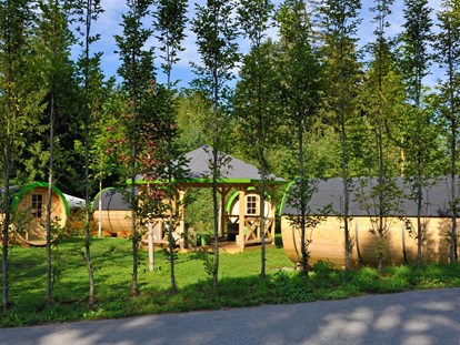 Luxuscamping - Parkplatz bei Unterkunft - Tirol - Schlaffass Dorf - Nature Resort Natterer See Schlaffässer am Nature Resort Natterer See
