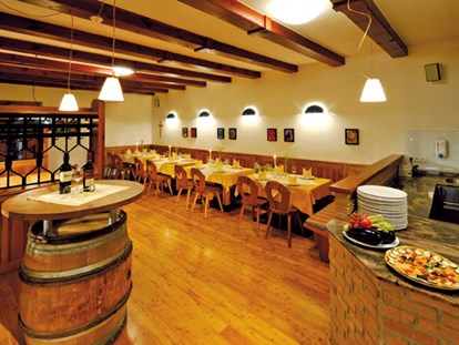 Luxuscamping - Preisniveau: günstig - Tirol - Pizzeria da Giorgio - Nature Resort Natterer See Schlaffässer am Nature Resort Natterer See