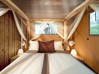 Luxuscamping - Preisniveau: exklusiv - Schlafzimmer Safari-Lodge-Zelt "Lion" - Nature Resort Natterer See Safari-Lodge-Zelt "Lion" am Nature Resort Natterer See