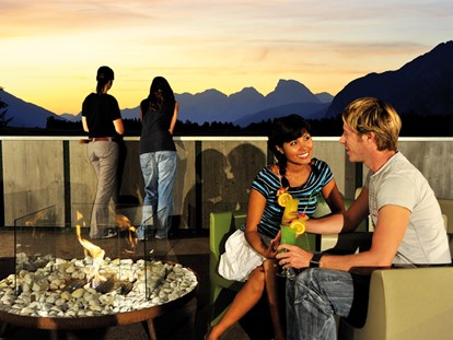 Luxuscamping - getrennte Schlafbereiche - Tirol - Panorama Terrasse - Nature Resort Natterer See Safari-Lodge-Zelt "Elephant" am Nature Resort Natterer See