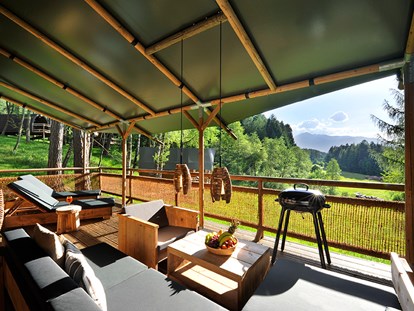 Luxuscamping - Sonnenliegen - Tirol - Terrasse Safari-Lodge-Zelt "Elephant" - Nature Resort Natterer See Safari-Lodge-Zelt "Elephant" am Nature Resort Natterer See