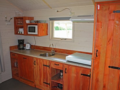 Luxuscamping - Art der Unterkunft: Lodgezelt - Ommen/Stegeren - Küche - Camping De Kleine Wolf Oehoe Lodge auf Campingplatz de Kleine Wolf
