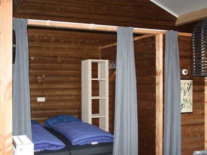 Luxuscamping - Kochmöglichkeit - Twente - Schlafzimmer - Camping De Kleine Wolf Zwaluwlodge bei Camping de Kleine Wolf