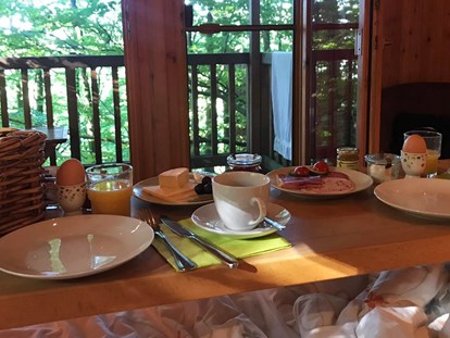 Luxuscamping - Unterkunft alleinstehend - Deutschland - Refugium, Frühstück im Bett ist nett :-). - Baumhaushotel Solling Baumhaushotel Solling