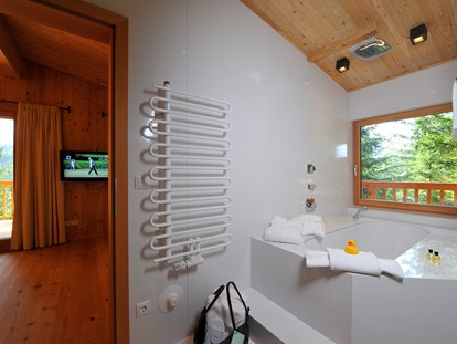 Luxuscamping - Sonnenliegen - Tiroler Oberland - Badezimmer im Baumhaus - Das Kranzbach Das Kranzbach - Baumhaus