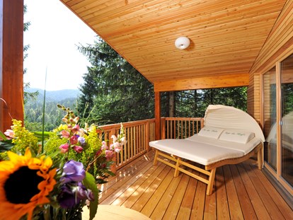 Luxuscamping - Sonnenliegen - Tiroler Oberland - Terrasse Baumhaus - Das Kranzbach Das Kranzbach - Baumhaus