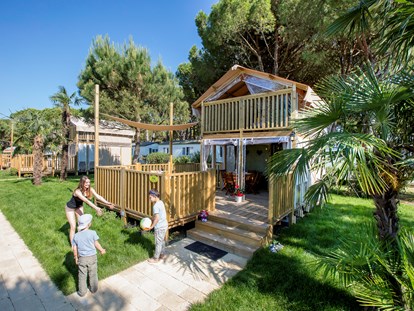 Luxuscamping - Geschirrspüler - Cavallino - Außenansicht der Lodge und der Terrasse - Camping Ca' Pasquali Village Lodgezelt Glam Sky Lodge auf Ca' Pasquali Village