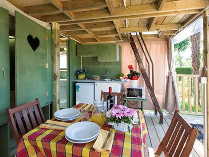 Luxuscamping - Kühlschrank - Cavallino - Wohnzimmer und Küchenzeile - Camping Ca' Pasquali Village Lodgezelt Glam Sky Lodge auf Ca' Pasquali Village