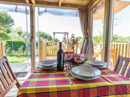 Luxuscamping - Gartenmöbel - Cavallino - Blick auf den Spielplatz - Camping Ca' Pasquali Village Lodgezelt Glam Sky Lodge auf Ca' Pasquali Village
