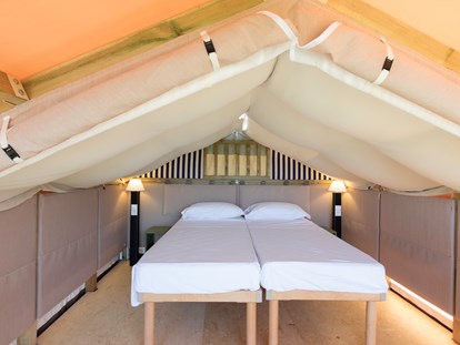 Luxuscamping - Sonnenliegen - Cavallino-Treporti - Doppelzimmer im Obergeschoss - Camping Ca' Pasquali Village Lodgezelt Glam Sky Lodge auf Ca' Pasquali Village