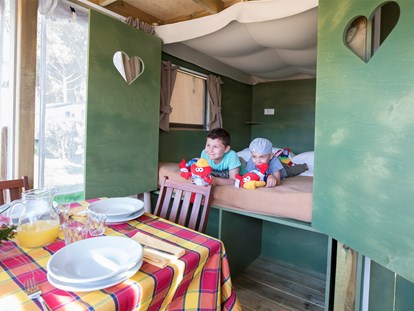 Luxuscamping - Gartenmöbel - Cavallino - Kinderzimmer - Camping Ca' Pasquali Village Lodgezelt Glam Sky Lodge auf Ca' Pasquali Village