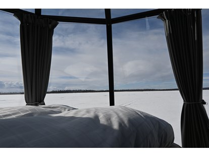 Luxuscamping - Terrasse - Gällivare -  Am EinMorgen ein wunderschöner Ausblick auf den gefrorenen See. - Laponia Sky Hut Laponia Sky Hut