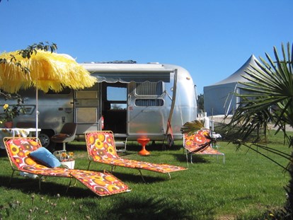 Luxuscamping - Art der Unterkunft: Campingfahrzeug - Manses - Retro Trailer Park Airstream für 4 Personen am Retro Trailer Park