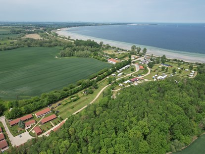 Luxuscamping - Heizung - Luftbild vom ostseequelle.camp, unten links die Bungalow-Siedlung. - ostseequelle.camp Bungalows für 4 Personen