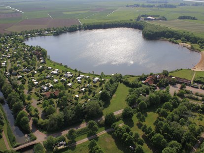 Luxuscamping - Grill - Ostfriesland - Luftaufnahme vom Campingplatz mit Badesee. - Freizeitpark "Am Emsdeich" Schlaffass mit Seeblick auf dem Freizeitpark "Am Emsdeich"