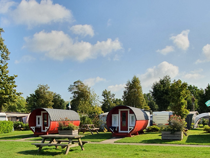Luxuscamping - Westoverledingen - Unsere drei Schlaffässer - Freizeitpark "Am Emsdeich" Schlaffass mit Seeblick auf dem Freizeitpark "Am Emsdeich"