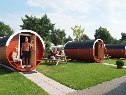 Luxuscamping - WC - Westoverledingen - Unsere geschmackvoll eingerichteten Campingfässer sind bei groß und klein sehr beliebt. - Freizeitpark "Am Emsdeich" Schlaffass mit Seeblick auf dem Freizeitpark "Am Emsdeich"