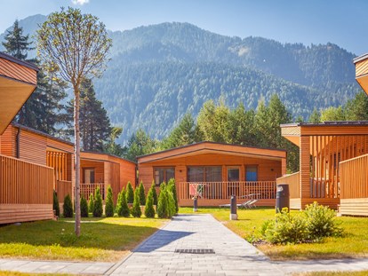 Luxuscamping - Sonnenliegen - Toblach - Außenansicht - Camping Olympia Alpine Lodges am Camping Olympia