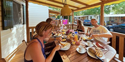 Luxuscamping - Kaffeemaschine - Toskana - Campeggio Barco Reale - Suncamp Sunlodge Maple von Suncamp auf Camping Barco Reale