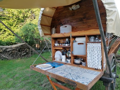 Luxuscamping - Unterkunft alleinstehend - Hessen Nord - Überdachte Außenküche zum Ausklappen - Ecolodge Hinterland Western Lodge