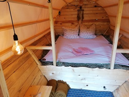 Luxuscamping - Unterkunft alleinstehend - Hessen Nord - Heubett ca. 140cm x 200cm - Ecolodge Hinterland Western Lodge